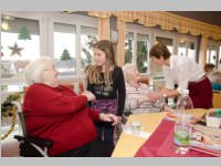 Volksschule feiert Weihnachten im Pflegeheim Neufeld, 23.12.2014