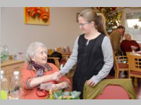 Volksschule feiert Weihnachten im Pflegeheim Neufeld, 23.12.2014