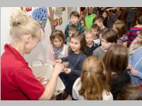 Volksschule feiert Weihnachten im Pflegeheim Neufeld, 23.12.2014