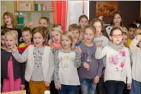Volksschule feiert Weihnachten im Pflegeheim Neufeld, 22.12.2015