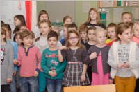 Volksschule feiert Weihnachten im Pflegeheim Neufeld, 22.12.2015
