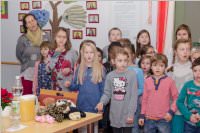 Volksschule feiert Weihnachten im Pflegeheim Neufeld, 22.12.2015