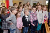 Volksschule feiert Weihnachten im Pflegeheim Neufeld, 22.12.2015