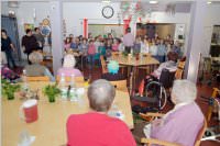 Volksschule feiert Weihnachten im Pflegeheim Neufeld, 22.12.2015