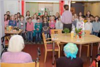 Volksschule feiert Weihnachten im Pflegeheim Neufeld, 22.12.2015