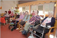 Volksschule feiert Weihnachten im Pflegeheim Neufeld, 22.12.2015