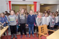 Volksschule feiert Weihnachten im Pflegeheim Neufeld, 22.12.2015