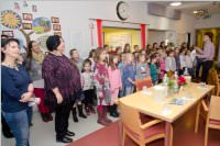 Volksschule feiert Weihnachten im Pflegeheim Neufeld, 22.12.2015