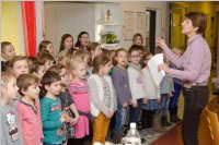Volksschule feiert Weihnachten im Pflegeheim Neufeld, 22.12.2015