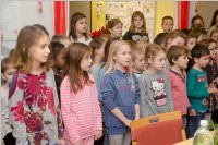Volksschule feiert Weihnachten im Pflegeheim Neufeld, 22.12.2015