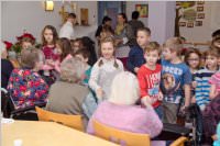 Volksschule feiert Weihnachten im Pflegeheim Neufeld, 22.12.2015