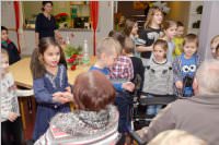 Volksschule feiert Weihnachten im Pflegeheim Neufeld, 22.12.2015