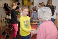 Volksschule feiert Weihnachten im Pflegeheim Neufeld, 22.12.2015
