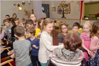 Volksschule feiert Weihnachten im Pflegeheim Neufeld, 22.12.2015