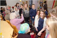 Volksschule feiert Weihnachten im Pflegeheim Neufeld, 22.12.2015