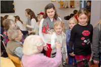 Volksschule feiert Weihnachten im Pflegeheim Neufeld, 22.12.2015