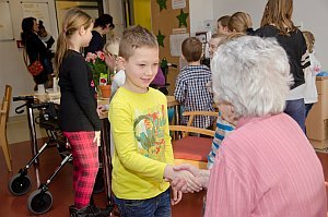 Volksschule feiert Weihnachten im Pflegeheim Neufeld, 22.12.2015