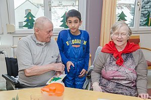 Volksschule feiert Weihnachten im Pflegeheim Neufeld, 22.12.2016