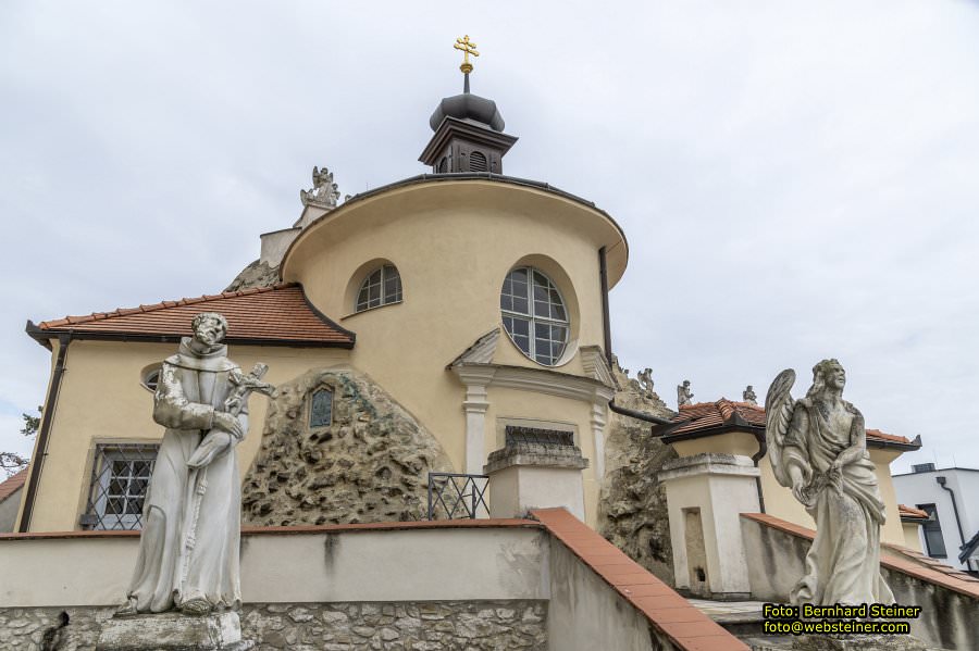 Wallfahrtskirche Maria Lanzendorf mit Kalvarienberg, April 2026